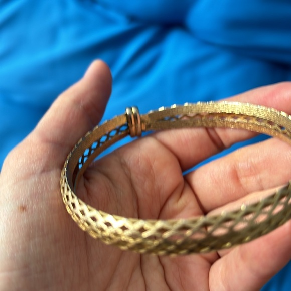 Bracelet Colored Gold Unique And Different Style Gently Used NWOTS Circle Shaped - Picture 4 of 5